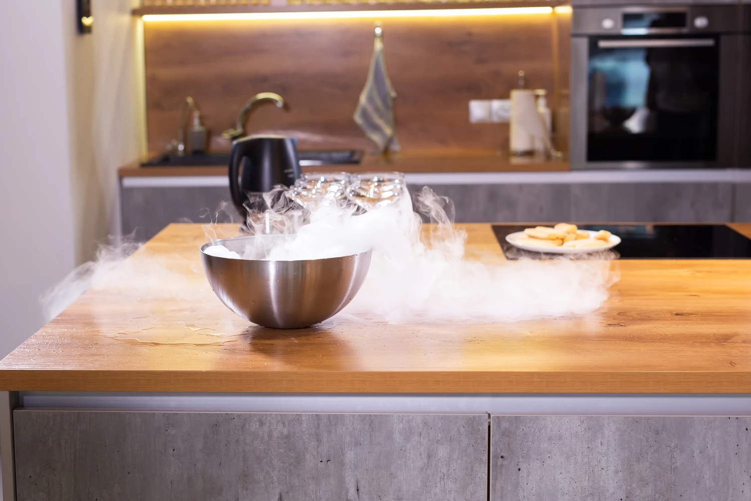 197582845_m (1) Smoke vapor dry ice in bowl in kitchen<br />